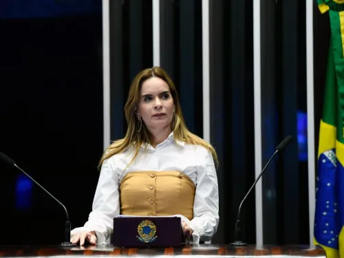 Mulher falando em púlpito no Senado, bandeira do Brasil ao fundo.